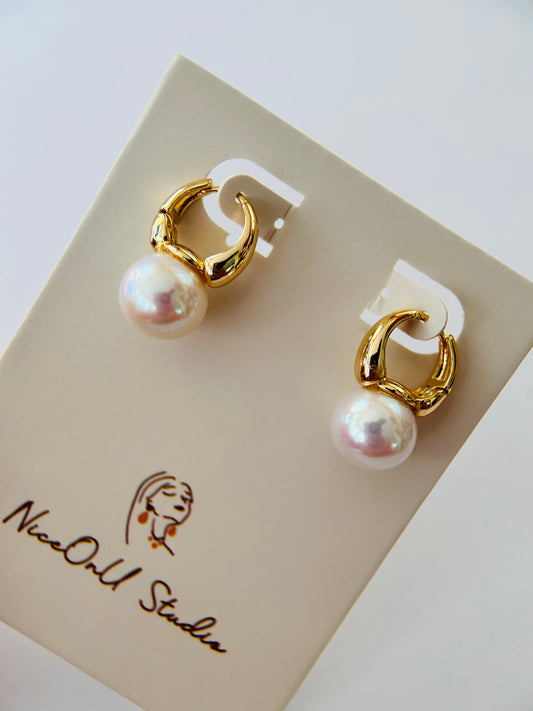 Luxury Pearl Huggies A72