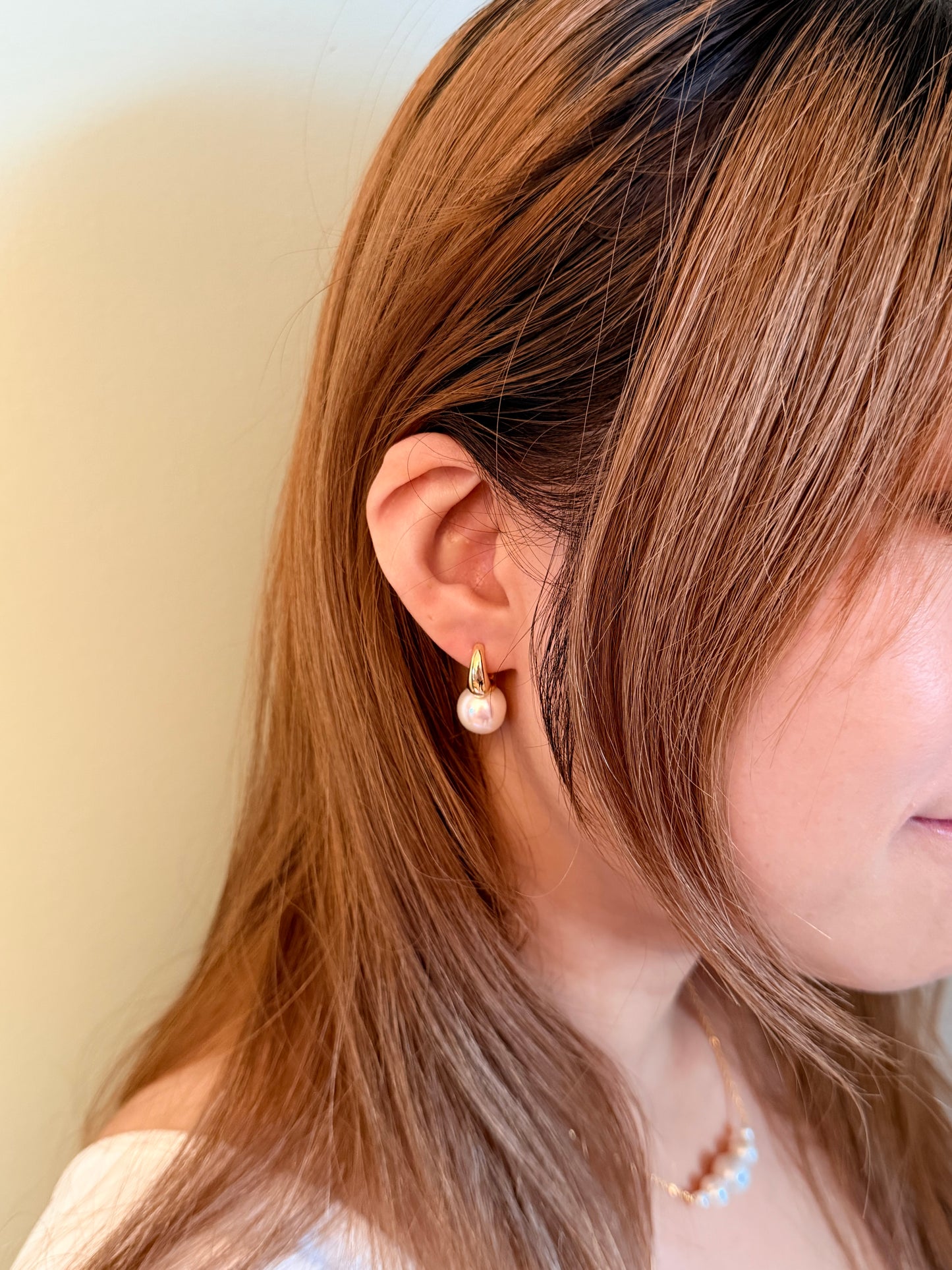 Luxury Pearl Huggies A72