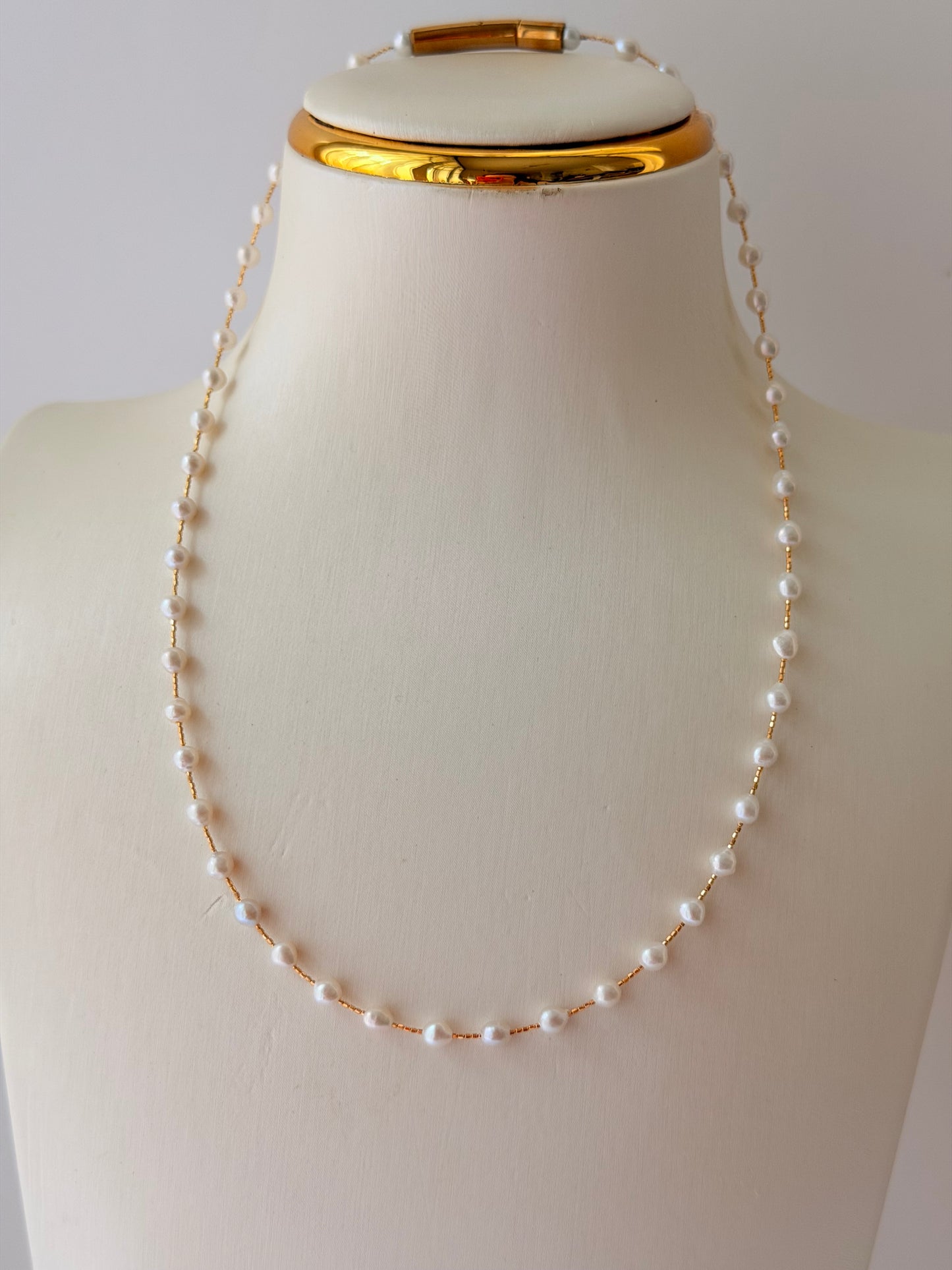 Bouncing Wire Pearl Necklace